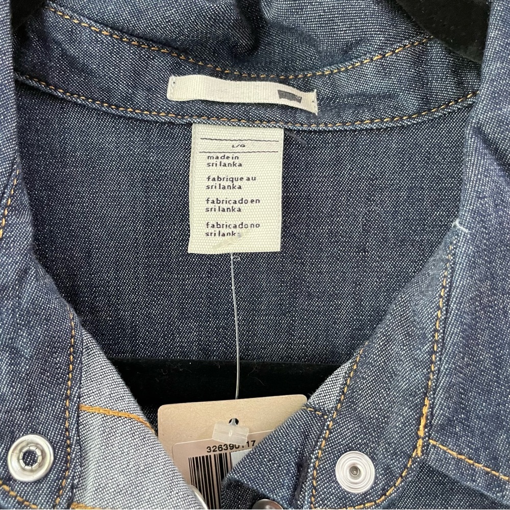 NWT Levi’s Denim Shirt - Picture 2 of 2